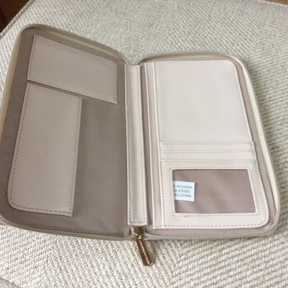 Adrienne Vittadini travel folio. - Picture 2 of 6